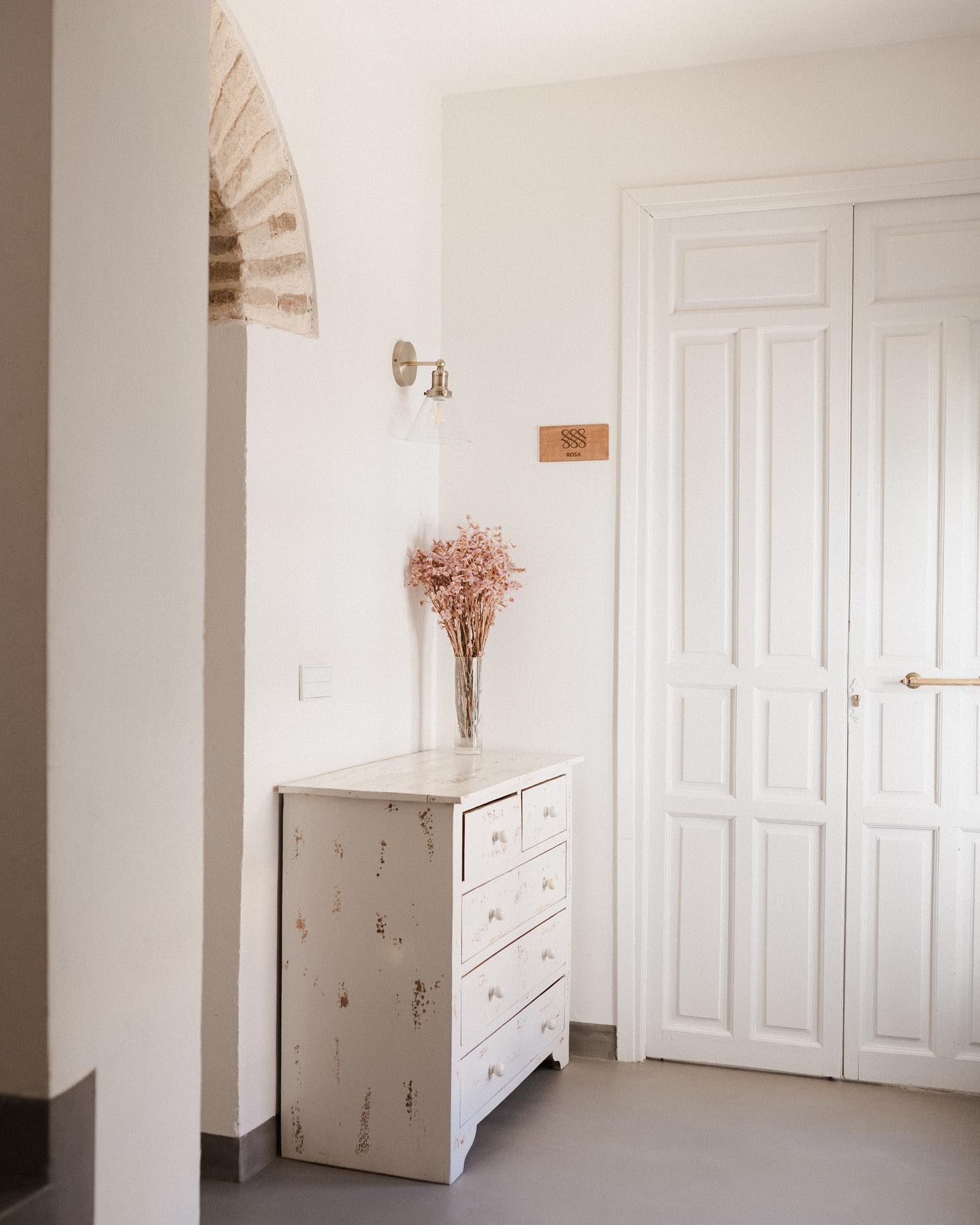 La entrada de nuestro apartamento Rosa, situado en la planta primera de la casa🌸✨
Es uno de mis favoritos porque cuenta con tres balcones que dan a nuestro patio 😍
Más info en www.casasirfantas.com